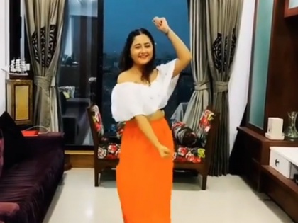 Rashmi Desai Dance On Kamariya Song Viral On Social media watch video | सोशल मीडिया पर वायरल रश्मि देसाई का धमाकेदार डांस, बोले फैंस- आप तो डांसिंग क्वीन निकलीं