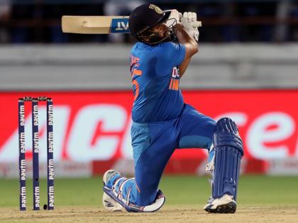rohit sharma hit six complete his half century against england in final | IND vs ENG, 5th T20: फाइनल मुकाबले में रोहित शर्मा का धमाका, छक्का लगाकर महज इतने गेंदों में ही जड़ दिया अर्धशतक
