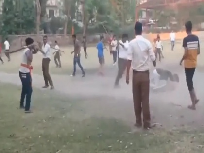 viral Video fight between RSS worker kanpur attack students sticks wickets 6 injured up samajwadi party cricket | वीडियो: RSS कार्यकर्ता और छात्रों के बीच हुई जमकर मारपीट, एक बॉल के चलते दोनों पक्षों में खूब चले लाठी-डंडे और विकेट, 6 घायल