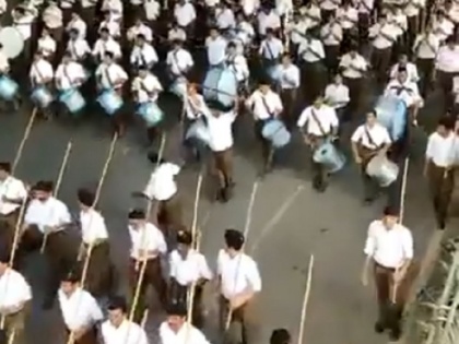 Telangana: RSS Workers Video goes Viral in which they march with Lathis, Users raise voice against | लाठियों के साथ RSS ने निकाली रैली तो सोशल मीडिया पर हुई जमकर आलोचना, यूजर ने कहा- यह बस एक शक्ति प्रदर्शन था