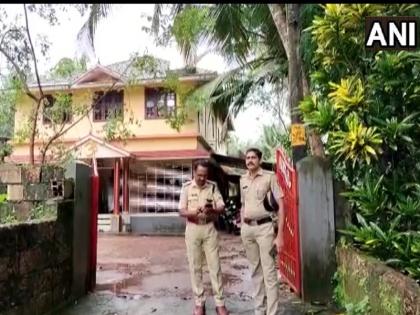 Kerala Bomb hurled at RSS office in Payyannur Kannur district incident happened early this morning | केरल के कन्नूर जिले में RSS कार्यालय पर फेंका गया बम, खिड़कियों के शीशे टूटे, जांच में जुटी पुलिस Kerala Bomb hurled at RSS office in Payyannur Kannur district incident happened early this morning | केरल के कन्नूर जिले में RSS कार्यालय पर फेंका गया बम, खिड़कियों के शीशे टूटे, जांच में जुटी पुलिस