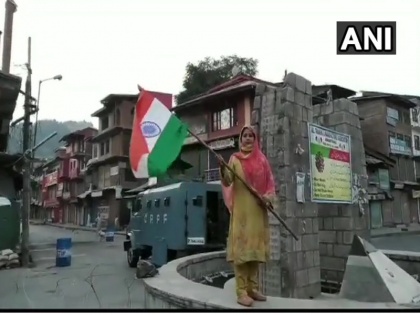 Jammu Kashmir artical 370: BJP member Rumysa Rafiq hoists the national flag at Lal Chowk in Anantnag | अनुच्छेद 370 के खात्मे का एक साल हुआ पूरा, BJP कार्यकर्ता रम्यसा रफीक बेखौफ होकर अनंतनाग लाल चौक पर लहराया तिरंगा