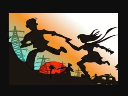 Bengaluru two man fight on road, women run away with another guy | सरेआम सड़क पर भिड़े दो आशिक, लेकिन महिला तीसरे के साथ फरार