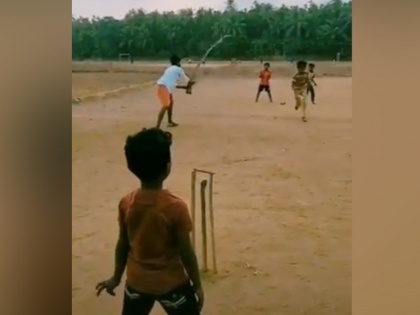 Innovative style of running between wickets Video goes viral, non striker uses long piece of timber | विकेटों के बीच 'अनोखी' दौड़ का वीडियो वायरल, मजेदार स्टाइल में सुलझ सकती है मांकडिंग!