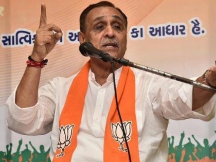 Guj: 4 Cong turncoats who won on BJP tickets take oath as MLAs | गुजरात में कांग्रेस छोड़कर भाजपा टिकट पर चुनाव लड़ने वाले चार विधायकों ने ली शपथ