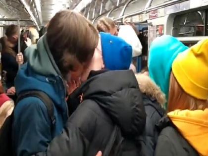 Group stage ‘kissing protest’ against COVID-19 restrictions on nightlife in Russian city | कोरोना की पाबंदियों से परेशान थे लोग, विरोध जताने के लिए एक दर्जन कपल्स ने मेट्रो में में Kiss