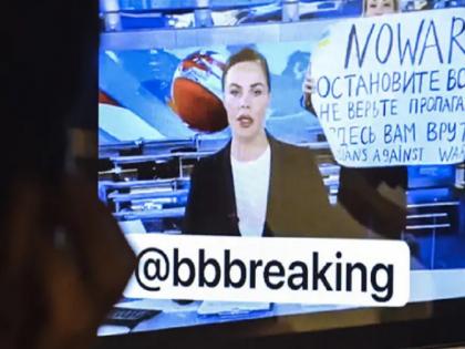 Russian popular TV News show Interrupted by anti war protester as she comes with poster in studio | रूस के लोकप्रिय न्यूज शो के दौरान यूक्रेन पर हमले का विरोध, लाइव प्रसारण के बीच पोस्टर लेकर पहुंची महिला पत्रकार