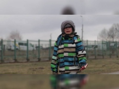 Russia-Ukraine war Video of Ukrainian boy crying while crossing over to Poland goes viral | Russia-Ukraine war: पोलैंड जाते हुए रोते यूक्रेनी बच्चे का वीडियो वायरल, अकेले बॉर्डर कर रहा था पार