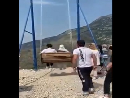Russia Women fall off 6300 ft cliff while taking swing ride video goes viral | पहाड़ी के छोर पर झूला झूल रही दो महिलाएं 6300 फीट की ऊंचाई से गिरी, सांसें रोक देने वाला वीडियो वायरल