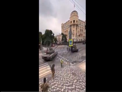 Russia coup: Man continues to clean street while armed convoy streams in Rostov | Russia coup: रोस्तोव में सशस्त्र काफिले की आवाजाही के बीच अपनी धुन में शख्स सड़क की सफाई करता दिखा, वीडियो वायरल Russia coup: Man continues to clean street while armed convoy streams in Rostov | Russia coup: रोस्तोव में सशस्त्र काफिले की आवाजाही के बीच अपनी धुन में शख्स सड़क की सफाई करता दिखा, वीडियो वायरल