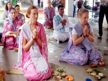 Bihar: Russian women offer pindadan in Gaya, faith growing in Sanatan culture | बिहार: गया में रूसी महिलाओं ने किया पिंडदान-तर्पण, सनातन संस्कृति के प्रति बढ़ रहा विश्वास