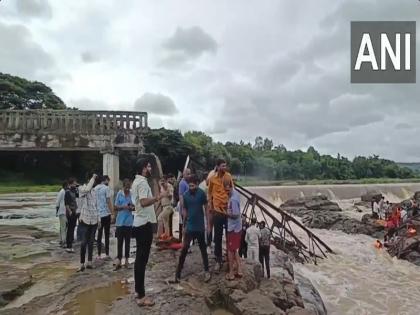 VIDEO: Ajit Pawar Blames Rusted Bridge And Crowd For Deadly Collapse In Pune | VIDEO: अजीत पवार ने पुणे में हुए जानलेवा हादसे के लिए जंग लगे पुल और भीड़ को जिम्मेदार ठहराया VIDEO: Ajit Pawar Blames Rusted Bridge And Crowd For Deadly Collapse In Pune | VIDEO: अजीत पवार ने पुणे में हुए जानलेवा हादसे के लिए जंग लगे पुल और भीड़ को जिम्मेदार ठहराया