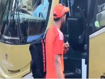Watch: When Rituraj reached to board the team bus, the driver closed the gate, flood of memes on social media | Watch: टीम बस में बैठने पहुंचे रुतुराज तो ड्राइवर ने बंद किया गेट, सोशल मीडिया पर मीम्स की आई बाढ़