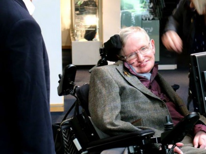 Indian Post released special cover on wake of Stephen Hawking | स्टीफन हॉकिंग को श्रद्धांजलि देने के लिए भारतीय डाक ने जारी किया विशेष टिकट
