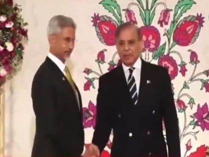 VIDEO: Shahbaz Sharif welcomes Foreign Minister Jaishankar on the sidelines of the SCO meeting in Islamabad | VIDEO: शहबाज शरीफ ने इस्लामाबाद में SCO बैठक से इतर विदेश मंत्री जयशंकर का किया स्वागत