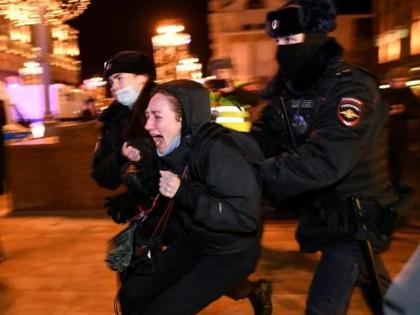 Ukraine war 17 thousand Russian citizens were detained by masked police officers for protest | Russia Ukraine War: युद्ध के खिलाफ सड़कों पर उतरे रूसी, दर्जनों शहरों में विरोध प्रदर्शन, रैलियां, 17 हजार गिरफ्तार