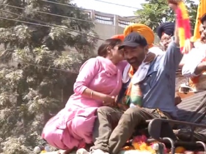 lok sabha election 2019 Women kissed Sunny Deol during his road show in batala. | एक्टर सनी देओल को गाड़ी पर चढ़ महिला ने की KISS, बटाला में कर रहे थे रोडशो