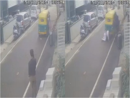 video auto driver assaults pushes woman to the ground for cancel ride in bengaluru | Video: राइड कैंसिल हुई तो कैब ड्राइवर ने खोया आपा, फिर महिला को सड़क पर धकेला
