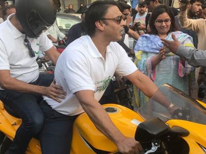 इन दिनों यू-ट्यूब पर छाए हुए हैं अख्तर।