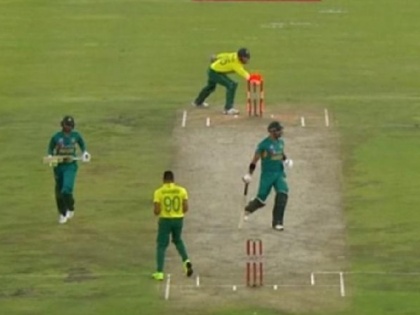 SA vs PAK: Bizarre run out leaves third umpire confused during third t20 | SA vs PAK: एक ही ओर भागे दो पाकिस्तानी बल्लेबाज, अजीबोगरीब 'रन आउट' से अंपायर भी हुए कंफ्यूज, वीडियो वायरल
