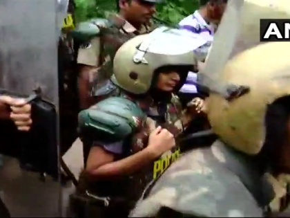Kerala: Journalist Kavitha Jakkal being escorted by police from Pamba to Sannidhanam #SabarimalaTemple | सबरीमाला मंदिरः पुलिस सुरक्षा के बावजूद दर्शन नहीं कर सकीं दोनों महिला पत्रकार, विरोध के बाद वापसी