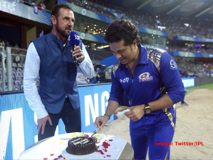IPL 2018: Sachin Tendulkar celebrates his Birthday at Wankhede stadium during MI vs SRH Match | VIDEO: MI vs SRH मैच में गूंजा सचिन-सचिन का नारा, मैच के दौरान केक काट मनाया बर्थडे