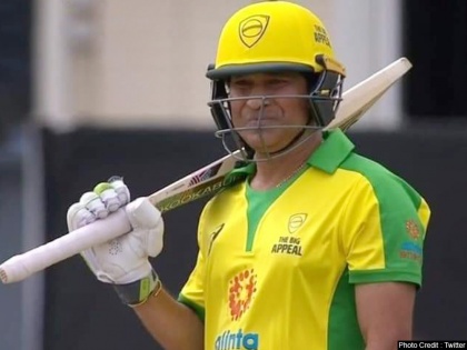 Sachin Tendulkar bats for an over against Ellyse Perry in Bushfire charity match | सचिन ने स्वीकार की चुनौती, ऑस्ट्रेलियाई स्टार एलिसे पैरी के खिलाफ की एक ओवर बल्लेबाजी