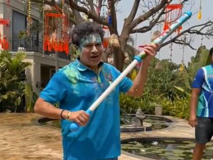 WATCH: Sachin Tendulkar threw a water gun at Yuvraj, drenched him with color, see the Holi fun of cricketers | WATCH: सचिन तेंदुलकर ने भर पिचकारी युवराज पर मारी, रंग से किया सराबोर, देखें क्रिकेटर्स की होली मस्ती