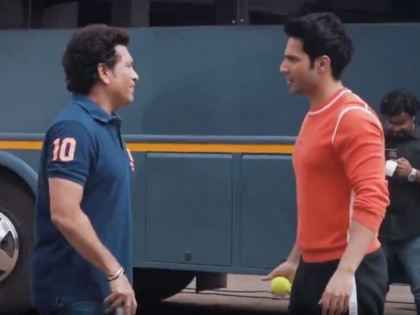Sachin Tendulkar Plays Cricket with Varun Dhawan and Abhishek Bachchan, Video goes viral | सचिन तेंदुलकर ने जड़े वरुण धवन, जूनियर बच्चन की गेंदों पर चौके-छक्के, अभिषेक की 'खतरनाक' गेंद से चौंके, वीडियो वायरल
