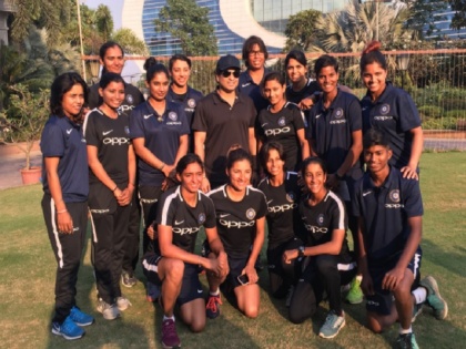 sachin tendulkar meets india womens cricket team before south africa tour | भारतीय महिला टीम के दक्षिण अफ्रीका दौरे से पहले खिलाड़ियो से मिले सचिन तेंदुलकर