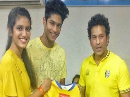 priya varrier meets sachin tendulkar isl match in kochi tweet photos | सचिन से ISL मैच में मिलीं इंटरनेट सनसनी प्रिया प्रकाश, ट्विटर पर साझा की तस्वीर