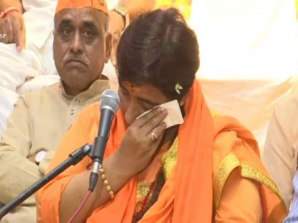 Sadhvi Pragya Thakur breaks down recalling her 'torture' in custody | बीजेपी भोपाल प्रत्याशी साध्वी प्रज्ञा ठाकुर जब प्रेस कॉन्फ्रेंस में रो पड़ीं