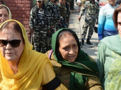 Jammu & Kashmir Farooq Abdullah's sister Suraiya and daughter Safiya were released on bail last night | जम्मू-कश्मीर: फारूक अब्दुल्ला की बहन सुरैया और बेटी साफिया जमानत पर हुईं रिहा