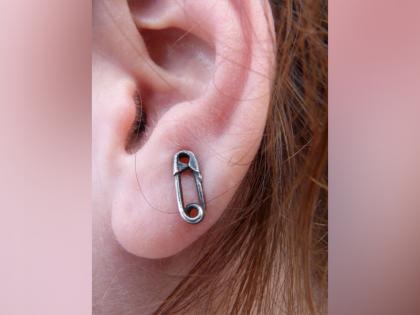 how to Use Safety Pins in hindi creative way ideas to use Safety Pins | सेफ्टी पिन के ये 7 यूज देखकर आप भी हो जाएंगे दंग, बड़े काम की है छोटी सी ये चीज how to Use Safety Pins in hindi creative way ideas to use Safety Pins | सेफ्टी पिन के ये 7 यूज देखकर आप भी हो जाएंगे दंग, बड़े काम की है छोटी सी ये चीज