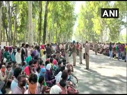 Migrant workers gather at Sahranpur-Ambala highway, demanding a special train to return to Bihar | सहारनपुर-अंबाला राजमार्ग पर उमड़ी प्रवासी मजदूरों की भीड़, बिहार लौटने के लिए हो रही विशेष ट्रेन की मांग