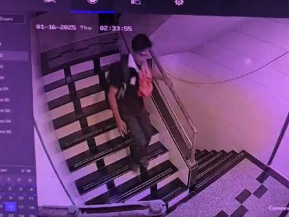 Saif Ali Khan attacked: Railway police detains suspect in Madhya Pradesh | Saif Ali Khan attacked: मध्य प्रदेश में रेलवे पुलिस ने संदिग्ध को हिरासत में लिया, सामने आया नया CCTV वीडियो Saif Ali Khan attacked: Railway police detains suspect in Madhya Pradesh | Saif Ali Khan attacked: मध्य प्रदेश में रेलवे पुलिस ने संदिग्ध को हिरासत में लिया, सामने आया नया CCTV वीडियो