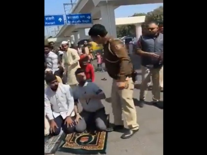 Police Officer Kicks, Punches Men Offering Namaz On Road; Video Goes Viral | VIDEO: पुलिस अधिकारी ने सड़क पर नमाज अदा कर रहे लोगों को लात मारकर उठाया, वीडियो हुआ वायरल