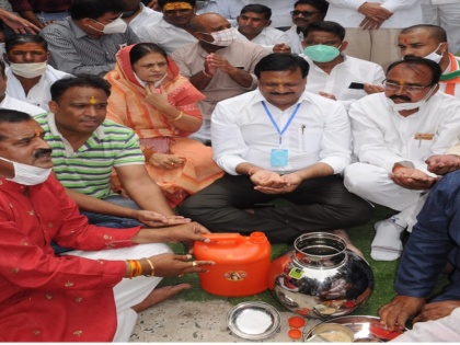 Vikas Dubey: Former minister Sajjan Verma washed the entrance of Mahakal with Ganga water | विकास दुबेः पूर्व मंत्री सज्जन वर्मा ने महाकाल के प्रवेश द्वार को गंगा जल से धोया, कहा- बीजेपी ने मध्य प्रदेश को बना दिया गुंडों का टापू