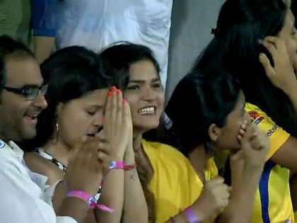 Sakshi Dhoni spotted doing prayer and celebrating after Chennai Super Kings win against Sunrisers Hyderabad | IPL: चेन्नई की जीत के बाद मैदान पर दौड़ पड़े खिलाड़ी, ऐसा था साक्षी धोनी का रिएक्शन