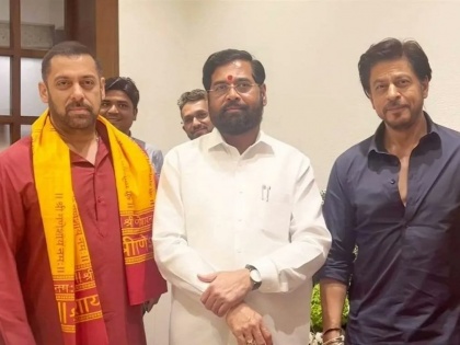Salman and Shahrukh seen together on the occasion of Ganesh Chaturthi reached CM Eknath Shinde's house for Ganpati darshan | महाराष्ट्र: गणेश चतुर्थी के मौके पर सलमान और शाहरुख दिखे एक साथ, सीएम एकनाथ शिंदे के घर गणपति दर्शन के लिए पहुंचे स्टार