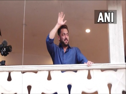 Salman Khan greets his fans who gathered outside his residence to catch a glimpse of him on Eid | ईद के मौके पर सलमान ने घर के बाहर खड़े अपने फैंस को कुछ इस अंदाज में दिखाई झलक, देखें वीडियो