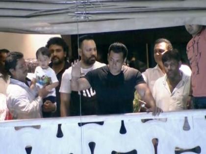 Black Buck Poaching Case: Salman Khan arrives in Mumbai, says fans to go home and sleep  | गैलेक्सी अपार्टमेंट पहुंचे सलमान खान, फैंस को बोले- घर जाकर सो जाओ