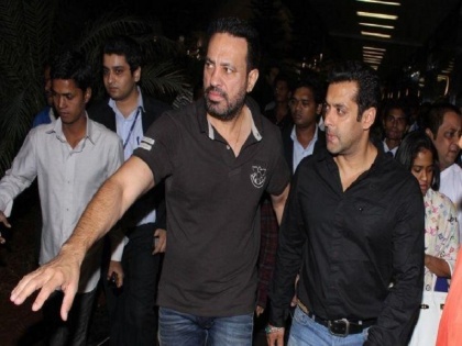 Salman Khan seen for the first time after firing at his house dubai from mumbai security cordon all around | सलमान खान मुंबई से दुबई के लिए हुए रवाना हुए, घर पर फायरिंग के बाद पहली बार नजर आए एक्टर, चारों तरफ सुरक्षा का घेरा