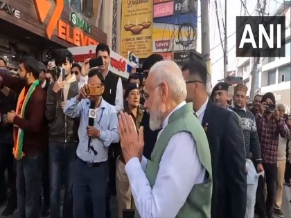 Prime Minister Narendra Modi met locals during his roadshow in Solan, Himachal Pradesh today | वीडियो: देखिए सुरक्षा घेरे को तोड़ हिमाचल में रोड शो के दौरान स्थानीय लोगों और बच्चों से मिले पीएम मोदी
