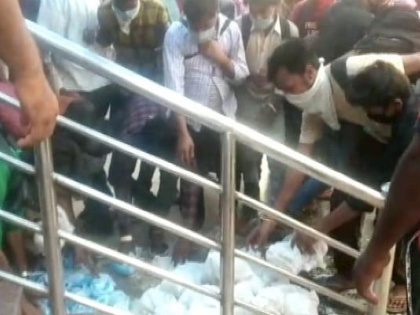 Bihar: Migrant laborers picked up food, water packets, placed on the floor of Samastipur railway station, stripped of social distancing | बिहार: समस्तीपुर रेलवे स्टेशन के फर्श पर रखे भोजन-पानी के पैकेट को लेने के लिए प्रवासी मजदूरों में हुई धक्का-मुक्की, सोशल डिस्टेंसिंग की उड़ी धज्जियां