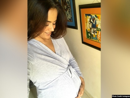 Sameera Reddy share baby girl photo on the social media | बेहद खूबसूरत है समीरा रेड्डी की न्यू बॉर्न बेबी गर्ल, सोशल मीडिया पर शेयर की ये खास तस्वीर-देखें फोटो