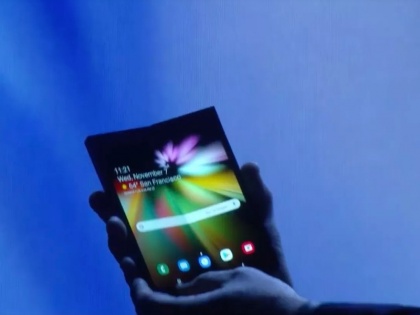 Samsung's foldable smartphone revealed to developers, Price, Spesification Still a mystery | Samsung ने अपने फोल्डेबल स्मार्टफोन से उठाया पर्दा, एक साथ इस्तेमाल हो सकेंगे तीन ऐप्स