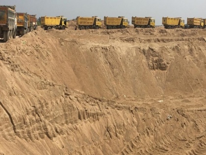 Bihar: The havoc of sand mafia continues, two youths were crushed by a sand truck, one died on the spot | बिहार: बालू माफियाओं का कहर जारी, दो युवकों को बालू ट्रक ने रौंदा, एक ने घटनास्थल पर दम तोड़ा