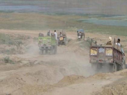 Bihar Naxalites also joined in illegal sand mining, doing things worth crores | बिहार में 'लाल बालू' की 'काली कमाई' में माफियाओं के साथ नक्सलियों ने भी लगाया जोर, करोड़ों-अरबों के हो रहे वारे-न्यारे Bihar Naxalites also joined in illegal sand mining, doing things worth crores | बिहार में 'लाल बालू' की 'काली कमाई' में माफियाओं के साथ नक्सलियों ने भी लगाया जोर, करोड़ों-अरबों के हो रहे वारे-न्यारे