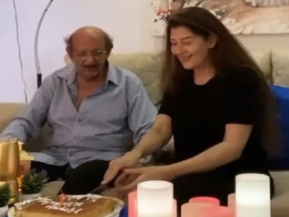 Sangeeta Bijlani Celebrates Birthday With Her Father Video Goes Viral | पिता संग सलमान खान की एक्स गर्लफ्रेंड संगीता बिजलानी ने किया बर्थडे सेलिब्रेट, सोशल मीडिया पर वीडियो वायरल